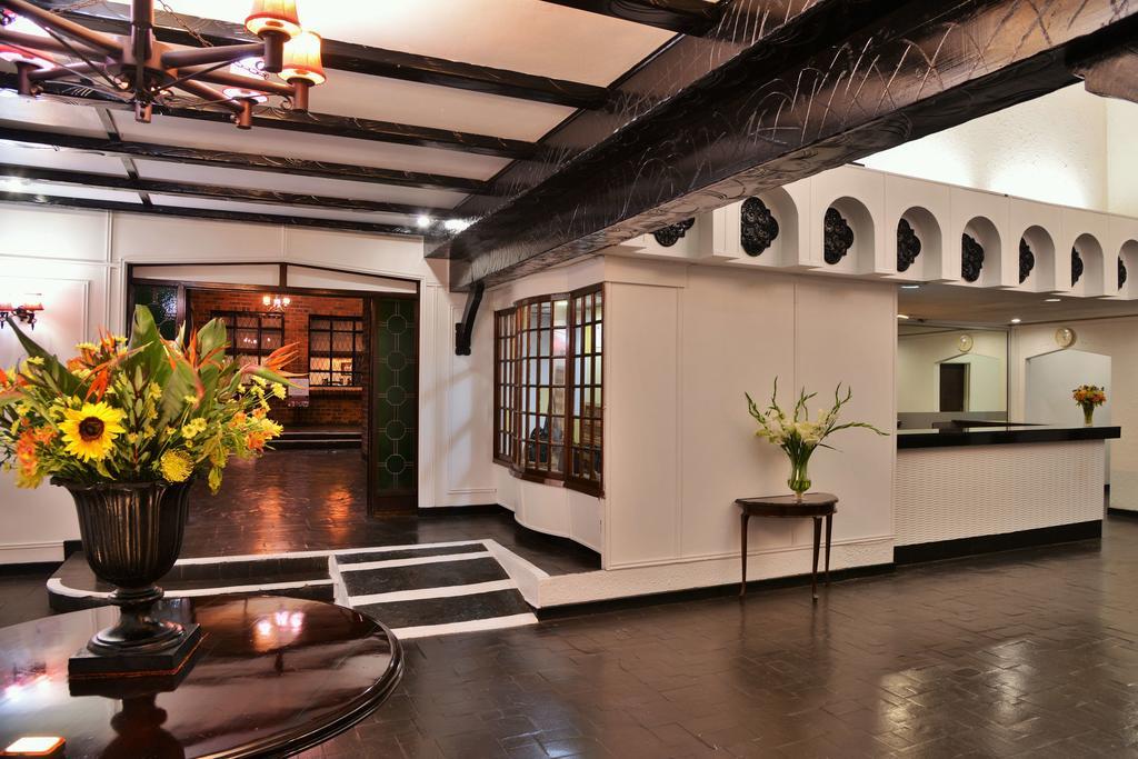Cresta Churchill Hotel Bulawayo Exterior foto