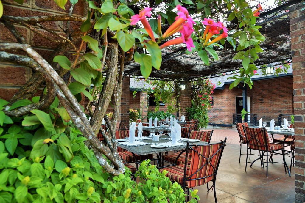 Cresta Churchill Hotel Bulawayo Exterior foto